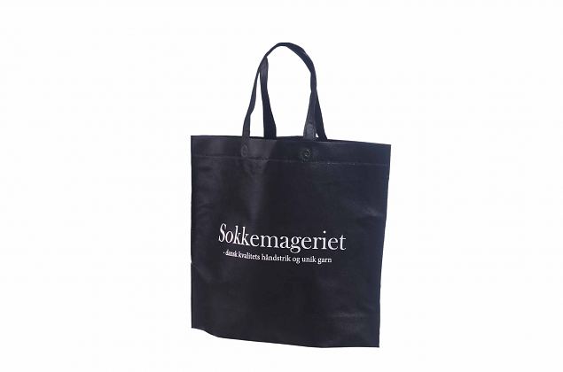 Veldesignede og praktiske sort non woven poser. Minimumordre p bestillinger med personligt tryk s